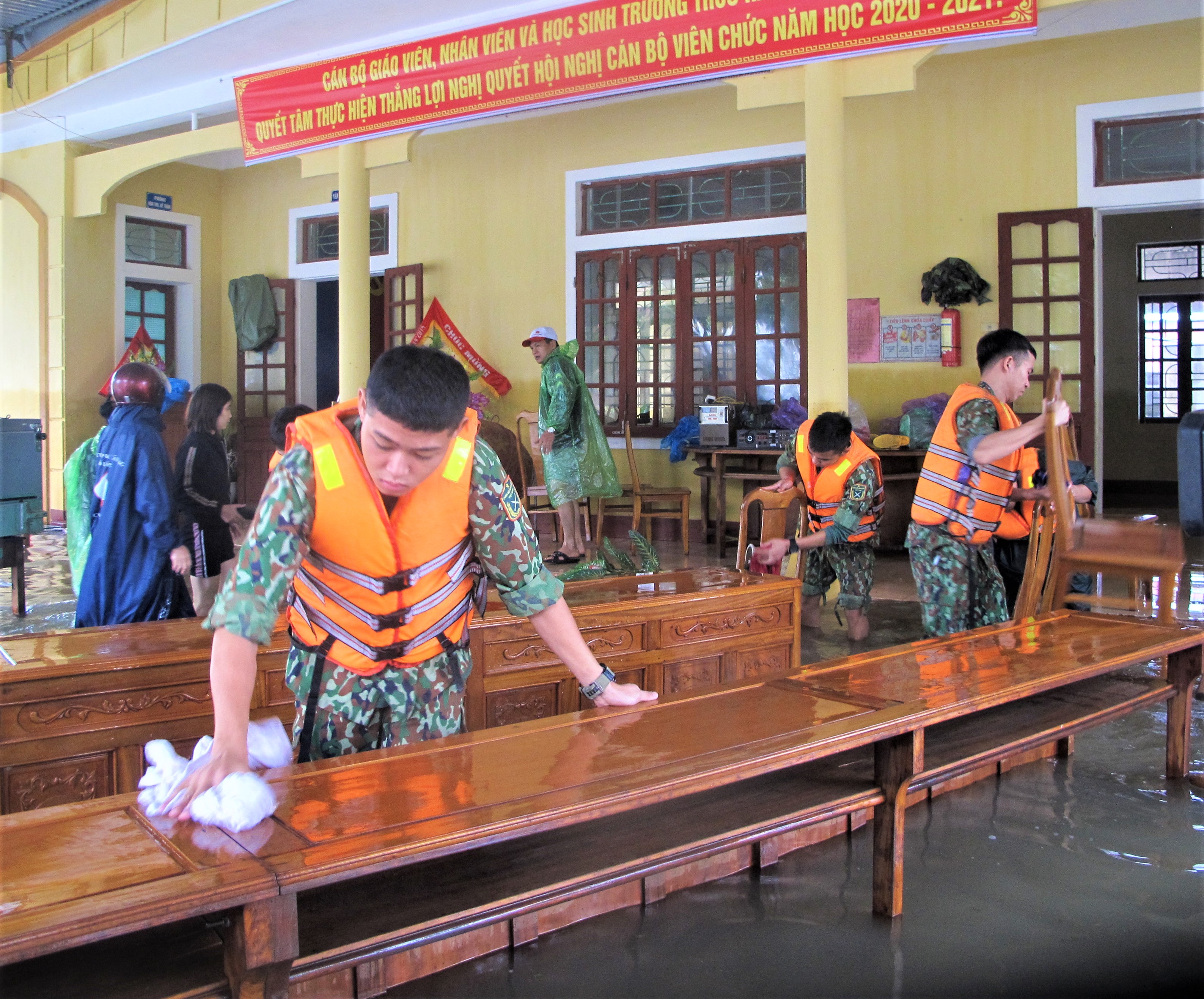 Sáng hình ảnh Bộ đội Cụ Hồ nơi “tâm lũ” Cẩm Xuyên